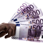 Hand hält 500-Euroscheine