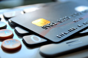 Kreditkarte liegt auf Geldautomatentastatur