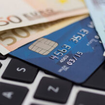 Kreditkartenkredite August 2025 – Zinsen, Volumen, Ausfallquoten, Spreads in USA und Deutschland