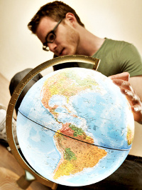 Mann schaut auf Globus