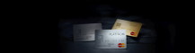 drei Kreditkarten aus den Edelmetallen Platin, Gold und Silber